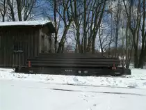 Zum Transport von Holzst�mmen wurde der Rollwagen 97-06-77 verwendet.Aufgenommen am 23.M�rz 2013 in Putbus.