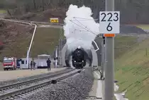 Nachdem 52 1360-8 den Zug in die Tunnelr�hre geschoben hat, kommt sie kurz darauf mit viel Danmpf und Buhei im Rahmen der gro�en Er�ffnungsfeier der neuen s�dlichen Tunnelr�hre des Bebenroth-Tunnels wieder heraus. Aufgenommen am 17.12.2012.
