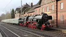 52 1360-8 hat umgesetzt und ist nun bereit, den Zug R�ckw�rts zum Bebenroth-Tunnel zu schieben. Aufgenommen am 17.12.2012 in Eichenberg.