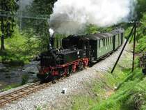 Bei bestem Maiwetter ist 99 1542-2 am 23.05.2009 auf dem Weg in Richtung J�hstadt. Hier kurz vor dem Haltepunkt Loreleifelsen.