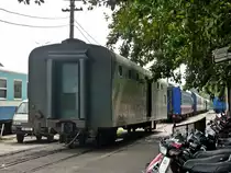 Einige abgestellte Personen- und G�terwagen im Bahnhof Ha Noi am 17.12.2012.