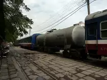 Einige abgestellte Personen- und G�terwagen im Bahnhof Ha Noi am 17.12.2012.