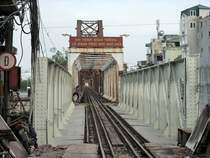 Der Blick vom Bahnhof Hanoi Ga Long Bien in Richtung Dong Dang an der Grenze zu China am 17.12.2012.