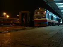 Am 17.12.2012 stehen mehrere Nachtz�ge in Richtung Saigon im Bahnhof von Hanoi. Von rechts nach links der SE1 nach Saigon, der SE19 nach Da Nang und der SE3 nach Saigon. Auch wenn die Stadt mittlerweile Ho Chi Minh City hei�t wird bei der Eisenbahn noch der alte Name verwendet.