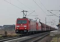 Durch den Haltepunkt Allerheiligen kommen die 185 306-8 und die Schwesterlok 185 374-6 mit Selbstentladerwagen in s�dlicher Richtung gefahren am Nachmittag des 22. M�rz 2013.