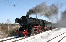 24.3.2013 Berlim, Karower Kreuz, Gleis Ako - Bkb. Berlin-macht-Dampf mit der Sch�neweider 52 8177 vom Aussenring kommend. Heutige Route: Lichtenberg - Innenring - Lichtenberg. Rechts ein ehem. Anschlussgleis.