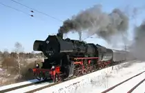 24.3.2013 Berlim, Karower Kreuz, Gleis Ako - Bkb. Berlin-macht-Dampf mit der Sch�neweider 52 8177 vom Aussenring kommend. Heutige Route: Lichtenberg - Innenring - Lichtenberg. Rechts ein ehem. Anschlussgleis.