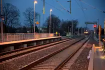 Es war die k�lteste Fr�hlingsnacht seit 50 Jahren, das sp�rte auch der Fotograf, als er kurzentschlossen einige Abendbilder schie�en wollte. 23.03.2013 14:47 Uhr.
Interimshaltepunkt  Radebeul Weintrtaube. Minus 8 Grad Celsius.