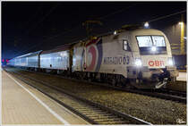 Nachtaufnahme von 1116 246  �3  welche mit EN 235  Allegro Tosca  von Wien Meidling nach Tarvis unterwegs war.
23.3.2013