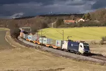 ES 64 U2 024 der Wiener Lokalbahnen bei ganz kurzen Sonnenschein in Edlhausen. Kaum war der Zug durch,war auch die Sonne schon wieder weg.Manchmal hat man eben doch Gl�ck.:-)
Das Bild entstand am 9.3.13.