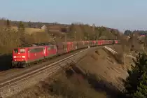 151 066 und eine weitere 151 mit einem leeren Erzzug aus Linz auf der St�tzmauer in Laaber im letzten  B�chsenlicht .
(8.3.13)