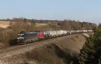 Auch eine nette Kombination.
185 551 mit einer V 100 im Schlepp auf der St�tzmauer in Laaber.(8.3.13)