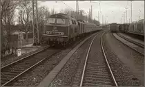 Im Schienenbus ist das gemeine Foto aus dem F�hrerstand sogar mit den BB-Regeln vereinbar, war doch ausschlie�lich der Fahrersitz f�r die �ffentlichkeit tabu...

Hier kommt der Eilzug Basel-M�nchen mit damals recht neuen 218 158-4 im Bahnhof Radolfzell entgegen. Man beachte auch die Wagengarnitur aus Vorkriegspackwagen, Silberlingen und einem D-Zugwagen. Die G�terzuggleise in Radolfzell sind noch rege genutzt. (M�rz 1979)