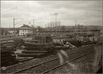 Das BBW Radolfzell im M�rz 1979. Einst Heimat umfangreicher Lokbest�nde, sp�ter Heimat vieler Schienenbusse, in seinen letzten Tagen fast ausschlie�lich 798. Heute ist davon �berhaupt nichts mehr �brig. Deswegen mute ich dem Betrachter ausnahmsweise eine schlechte Bildqualit�t zu, aber immerhin mit 6 798er-Garnituren.