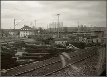 Das BBW Radolfzell im M�rz 1979. Einst Heimat umfangreicher Lokbest�nde, sp�ter Heimat vieler Schienenbusse, in seinen letzten Tagen fast ausschlie�lich 798. Heute ist davon �berhaupt nichts mehr �brig. Deswegen mute ich dem Betrachter ausnahmsweise eine schlechte Bildqualit�t zu, aber immerhin mit 6 798er-Garnituren.