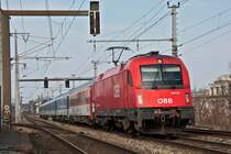 1216 233 mit EC 77  Antonin Dvorak  (Prag - Wr. Neustadt) am 23.03.2013 kurz vor Wien Haidestra�e.