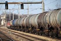 Dieses 1142er Doppel war mit einem Ganzzug f�r den Fotografen leider in der falschen Richtung unterwegs. Die Aufnahme enstand am Nachmittag des 23.03.2013 in Wien Haidestra�e, mit Blickrichtung Wien Erdberger L�nde.