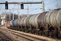 Dieses 1142er Doppel war mit einem Ganzzug f�r den Fotografen leider in der falschen Richtung unterwegs. Die Aufnahme enstand am Nachmittag des 23.03.2013 in Wien Haidestra�e, mit Blickrichtung Wien Erdberger L�nde.