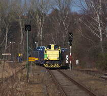 Autos aus Spanien nach �berherrn...

Aus dem Kreis Saarlouis werden Autos von Ford nach Italien und Spanien transportiert und hier ist es mal andersherum.

Seat Fahrzeuge kommen aus Spanien und werden in �berherrn (Kreis Saarlouis) bei Mosolf umgeschlagen und an die H�ndler ausgeliefert.

Die letzten 17 Kilometer transportiert Wincanton die Z�ge. Hier in Wadgassen. Die H�user im Hitergrund auf der Anh�he liegen schon auf der anderen Saarseite in Bous.

Zuglok war Wincanton Lok 9, ex Saarbergwerke 9 von Kraus Maffei ML 500C, Baujahr 1966.
98 80 3509 004-8 D-WINR

1 M�rz 2012

Bahnlinie F�rstenhausen - Hostenbach / Bahnlinie V�lklingen - Thionville (zwischen F�rstenhausen - Hostenbach - �berherrn von Mosolf gepachtet)
Hier findet auch ein Gleiswechsel statt. Von F�rstenhausen bis Wadgassen wird auf der zweigleisigen Strecke das rechte Streckengleis benutzt und von Wadgassen bis �berherrn das linke.
