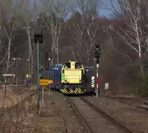 Autos aus Spanien nach �berherrn...

Aus dem Kreis Saarlouis werden Autos von Ford nach Italien und Spanien transportiert und hier ist es mal andersherum.

Seat Fahrzeuge kommen aus Spanien und werden in �berherrn (Kreis Saarlouis) bei Mosolf umgeschlagen und an die H�ndler ausgeliefert.

Die letzten 17 Kilometer transportiert Wincanton die Z�ge. Hier in Wadgassen. Die H�user im Hitergrund auf der Anh�he liegen schon auf der anderen Saarseite in Bous.

Zuglok war Wincanton Lok 9, ex Saarbergwerke 9 von Kraus Maffei ML 500C, Baujahr 1966.
98 80 3509 004-8 D-WINR

1 M�rz 2012

Bahnlinie F�rstenhausen - Hostenbach / Bahnlinie V�lklingen - Thionville (zwischen F�rstenhausen - Hostenbach - �berherrn von Mosolf gepachtet)
Hier findet auch ein Gleiswechsel statt. Von F�rstenhausen bis Wadgassen wird auf der zweigleisigen Strecke das rechte Streckengleis benutzt und von Wadgassen bis �berherrn das linke.
