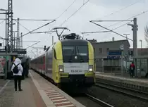ES 64 U2-018 erreicht am 23. M�rz 2013 mit RB 92308 (Apolda - Eisenach) den Bahnhof Neudietendorf.