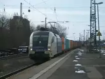 ES 64 U2-035 der WLB (K�hne + Nagel) durchf�hrt am 23. M�rz 2013 mit einem Containerzug den Bahnhof G�ttingen Richtung G�terbahnhof.
