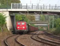 Auch die Baureihe 151 ist im Jahr 2011 noch sehr aktiv...

Damit die G�terz�ge aus Saarbr�cker Rangierbahnhof Richtung Forbach, V�lklingen - Dillingen - Trier und zum G�terbahnhof Malstatt (Saarstahl Burbach) nicht durch den Hauptbahnhof fahren m�ssen , hat man eine G�terzugumfahrung angelegt.
151 070-0 nutzt ebenfalls die Umfahrung um mit ihrem G�terzug auf die Saartalstrecke zu gelangen.

Noch ein paar kurze Bemerkungen zu den 3 Br�cken im Bild. Die Br�cke hinten ist die alte Zufahrt zum Bereich des ehemaligen Bw Saarbr�cken, dem Wartungsdepot des Regionalbus Saar Westpfalz und danach die Zufahrt zum Europabahnhof von Hinten und zu den dortigen neuen Ansiedlungen.

Die Fu�g�ngerbr�cke in der Mitte ist die alte Fu�g�ngerverbindung vom Stadtteil Rodenhof zum Vorfeld des Hauptbahnhofes und der ehemaligen Hauptpost in Saarbr�cken. Das Gleisfeld des Hauptbahnhofes wird durch den L�tzelbachtunnel (Fu�g�ngertunnel) unterquert.

Die neue Br�cke im Vordergrund wurde im Jahr 2011 fertig gestellt und im Sommer f�r den Verkehr frei gegeben und ist eine weitere Anbindung zum Bereich des ehemaligen Bahnbetriebswerkes, wo neue Gewerbeansiedlungen und Dienstleistungszentren im Entstehen sind.

26.09.2011