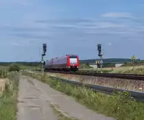 Die Baureihe 612 im Vogtland II

KBS 530/545 im Vogtland bei Kornbach.

612 463 + 612 127 haben das Einfahrvorsignal von Sch�nberg aus Hof kommend passiert.

11 August 2011