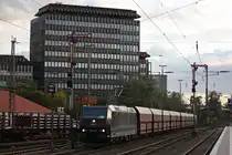 MRCE/Niag 185 547 mit einem Kohlezug bei der Durchfahrt durch D�sseldorf-Rath.