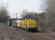 293 008-9 zieht am 23. M�rz 2013 eine weitere 293 und einen Bauzug durch Ahlten.