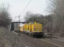 293 008-9 zieht am 23. M�rz 2013 eine weitere 293 und einen Bauzug durch Ahlten.