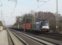 182 508 von MRCE/Boxxpress zieht am 23. M�rz 2013 einen Containerzug durch Dedensen-G�mmer.