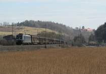 185 551 der MRCE ist am 24. M�rz 2013 mit einem H-Wagenzug bei Kronach unterwegs.