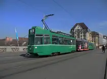 Dreiwagenzug mit dem Be 4/4 497, dem B 1491 S und der Vollwerbung f�r das Musical WE WILL ROCK YOU und der B 1461 �berqueren die Mittlere Rheinbr�cke Richtung Haltestelle Schiffl�nde. Die Aufnahme stammt vom 22.03.2013. 