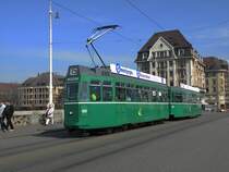 Be 4/4 459 und der B 1472 S auf der Linie 15 �berqueren die Mittlere Rheinbr�cke Richtung Haltestelle Schiffl�nde. Die Aufnahme stammt vom 22.03.2013.
