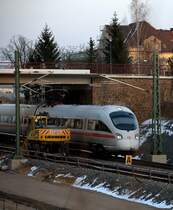 Der ICE  1552 von Dresden Hbf  nach Frankfurt(Main) Hbf , heute wegen der Bauarbeiten auf dem Gegengleis fahrend trifft unmittelbar an der Stra�enbr�ck in Rdebeul Ost einen einen Liebherr Zweiwegebagger der STRABAG. 24.03.2013 18:07 Uhr