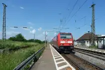 146 233-2 mit einem RE nach Basel Bad. Bf am 28.05.12 bei der Einfahrt in Orschweier.