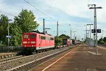 151 085-8 mit einem KLV-Zug am Abend des 14.08.12 bei der Durchfahrt durch den Bahnhof M�llheim (Baden). Die Lok �bernahm den Zug in Weil am Rhein.