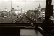 Wenig hat sich ver�ndert auf der Rheinbr�cke in Konstanz. Dennoch ist im M�rz 1979 das Design der Autos und die Mode der Passanten deutlich altmodischer. Blick aus dem Motowagen eines 798.