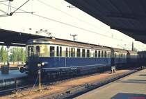 Im April 1974 steht ein 5042 mit einer seinerzeit typischen Lokalbahngarnitur im Bahnhof Wien Praterstern. Leider verdeckt der Pfahl einen Teil des Triebwagens