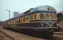 Dieser 5145 pr�sentiert sich im April 1975 im Bahnhof Wulkaprodersdorf noch weitgehend im Ursprungszustand. Es fehlt allerdings schon der Dachaufbau f�r den Motork�hler. Und auch die Eins�tze als internationaler Schnellzug nach Venedig und Berlin liegen schon einige Zeit zur�ck.