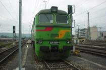 Lok 220 509-2, jetzt im Bestand der LEG, steht am 27.8.2006 im Heilbronner Hauptbahnhof und wartet auf einen neuen Auftrag. An der Seite ist die Lok mit der alten Nummer V 200 009 beschriftet, an der gegen�berliegenden Fronstseite fehlt die Betriebsnummer (hat die ein Sammler gebrauchen k�nnen?). Rechts im Bild saust noch die Stadtbahn Richtung Karlsruhe heran.
