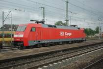 Lok 152 021-2 steht abgeb�gelt am 27.8.2006 gegen 9.00 Uhr im Heilbronner Hauptbahnhof. Wettertechnisch ist es kurz vor einem Gewitter, die Farben sind echt intensiv. Leider hatte ich nur meine alte Digicam dabei - aber trotzdem ein sch�nes Bild.