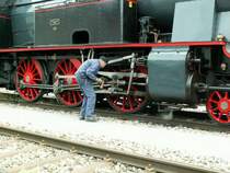Oel Kontrolle am Triebwerk der BT Lok Eb 3/5 No.9 am 27.08.06 in Rorschach