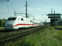 Der ICE 28 Wien Westbhf. - Hamburg Altona um 10:26 bei Wels, am vorderen Triebkopf erkennt man die Nummer 401 565-7.