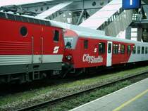 Wenn beim Zusammenstellen des Zuges kein richtig  gepolter  Steuerwagen zur Verf�gung steht, kommt soetwas schon zustande: Ein City-Shuttle-Steuerwagen ist  Kopf an Kopf  an die Lok 1044 027-9 gekuppelt. Dieser Regionalzug wird nat�rlich gezogen. [24.08.06]