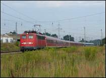 BR 115 211-5 mit einem Sonderzug aus Warnem�nde auf dem Weg in Richtung Berlin. Aufgenommen am 17.8.06 in G�strow