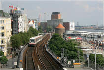 Hochbahn von oben -

Blick von Dach der Haltestelle Landungsbrücken auf die Hochbahnstrecke in Richtung Baumwall. 

17.8.2006 (M)