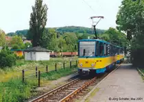 Tw 301 nach Gotha h�lt im Mai 2001 im Haltepunkt Schnepfenthal. Am linken Bildrand liegt der Haltepunkt der KBS 606, die bis Reinhardsbrunn direkt neben der Th�ringerwaldbahn liegt.

