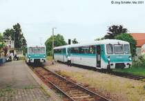 Der allein fahrende 771 041 nach Friedrichroda und 772 120 mit 972 720 nach Fr�ttst�dt begegnen sich im Mai 2001 in Waltershausen.